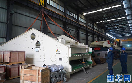 新華社記者報道: 南昌礦機復產(chǎn)復工，大型礦山機械設備發(fā)往東歐